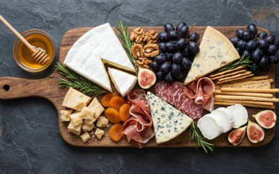 Сирна тарілка: Як підібрати ідеальне поєднання для вашого закладу чи свята?